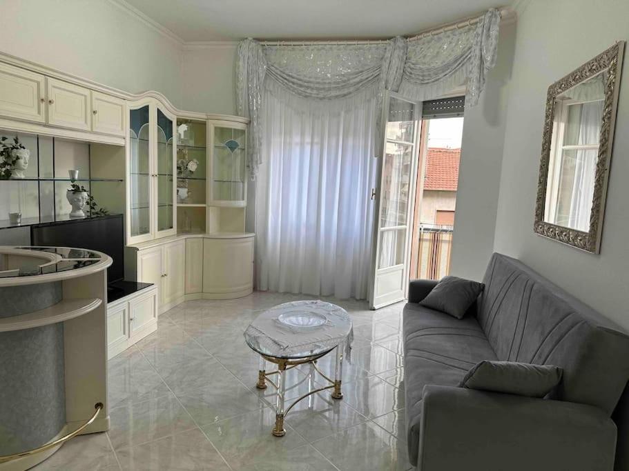 Апартаменты Casa Eleonora: A 5 Min Dal Mare + Free Parking Вентимилья Экстерьер фото